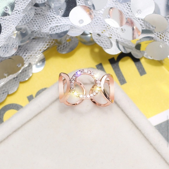 ✨Rose Gold Circle Band✨ - Picture 2 of 4